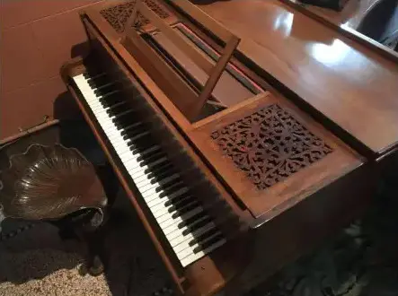 The Hornung & Møller grand piano and bench