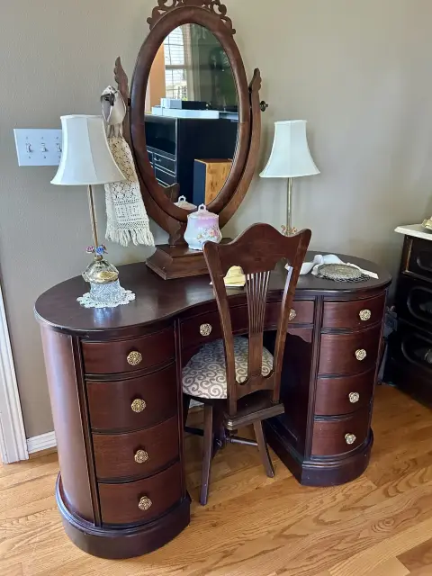 Photo from The Oakwood Gardens Estate Sale